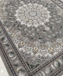 فرش ماشینی 700 شانه کاشان طرح سپاهان با زمینه طوسی و نقوش اسلیمی سبز یشمی
