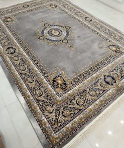 فرش ماشینی 700 شانه کاشان طرح ورساچه زمینه طوسی