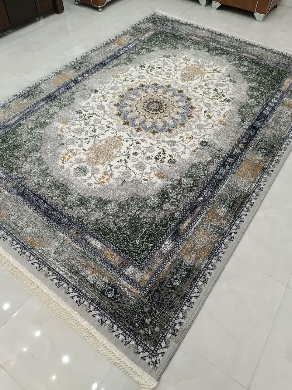 فرش ماشینی 700 شانه کاشان طرح وینتیج عروس زمینه کرم سبز