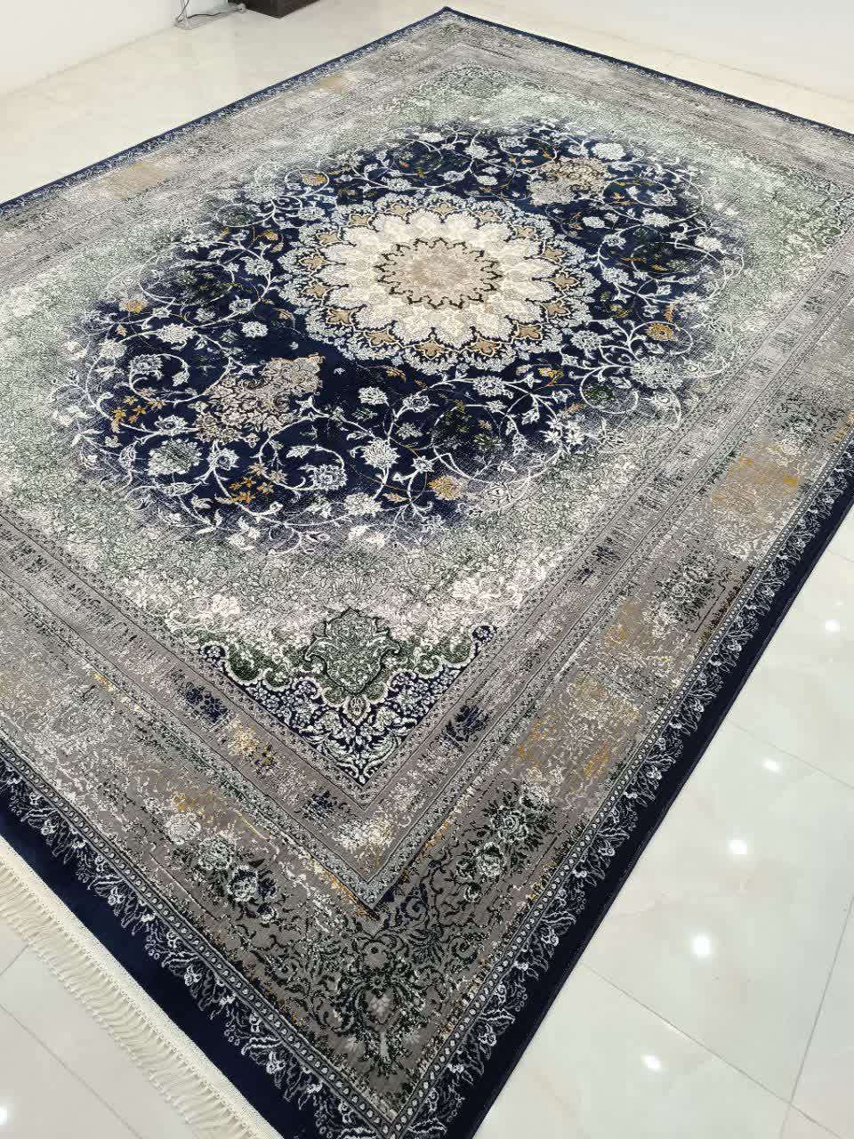 فرش ماشینی 700 شانه کاشان طرح وینتیج هلنا زمینه سرمه‌ای کهنه‌نما