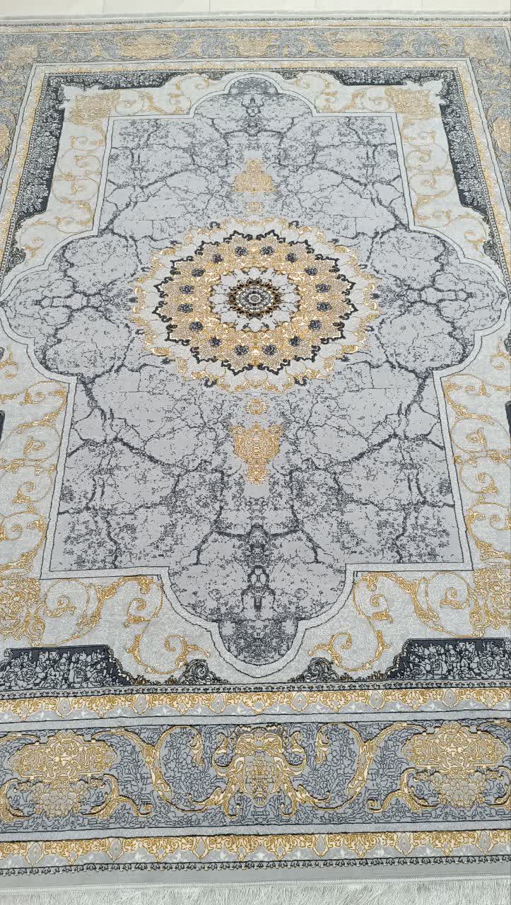 فرش ماشینی 500 شانه کاشان طرح کویر نقره‌ای تراکم 1800 ترنج طلایی بدون پرز