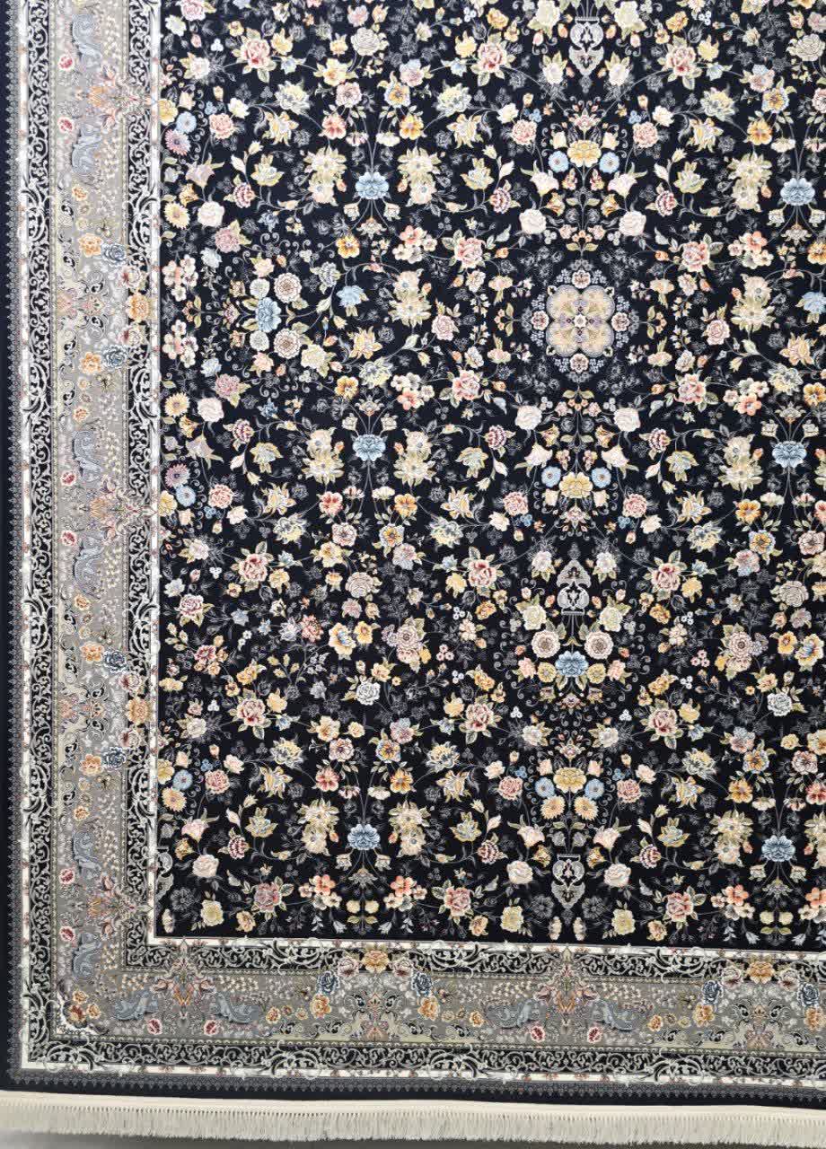 فرش ماشینی ۱۲۰۰ شانه کاشان طرح کیمیای سعادت سرمه‌ای تراکم ۳۶۰۰ افشان