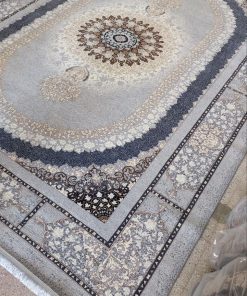 فرش ماشینی 700 شانه کاشان طرح صدرا زمینه نقره ای 10 رنگ
