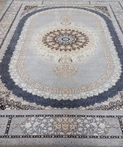 فرش ماشینی 700 شانه کاشان طرح صدرا زمینه نقره ای 10 رنگ