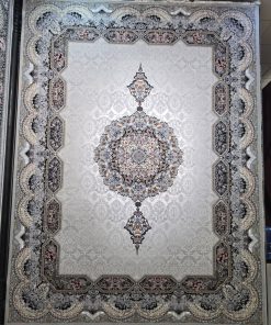 فرش ماشینی 700 شانه کاشان طرح هالیدی زمینه نقره ای 10 رنگ