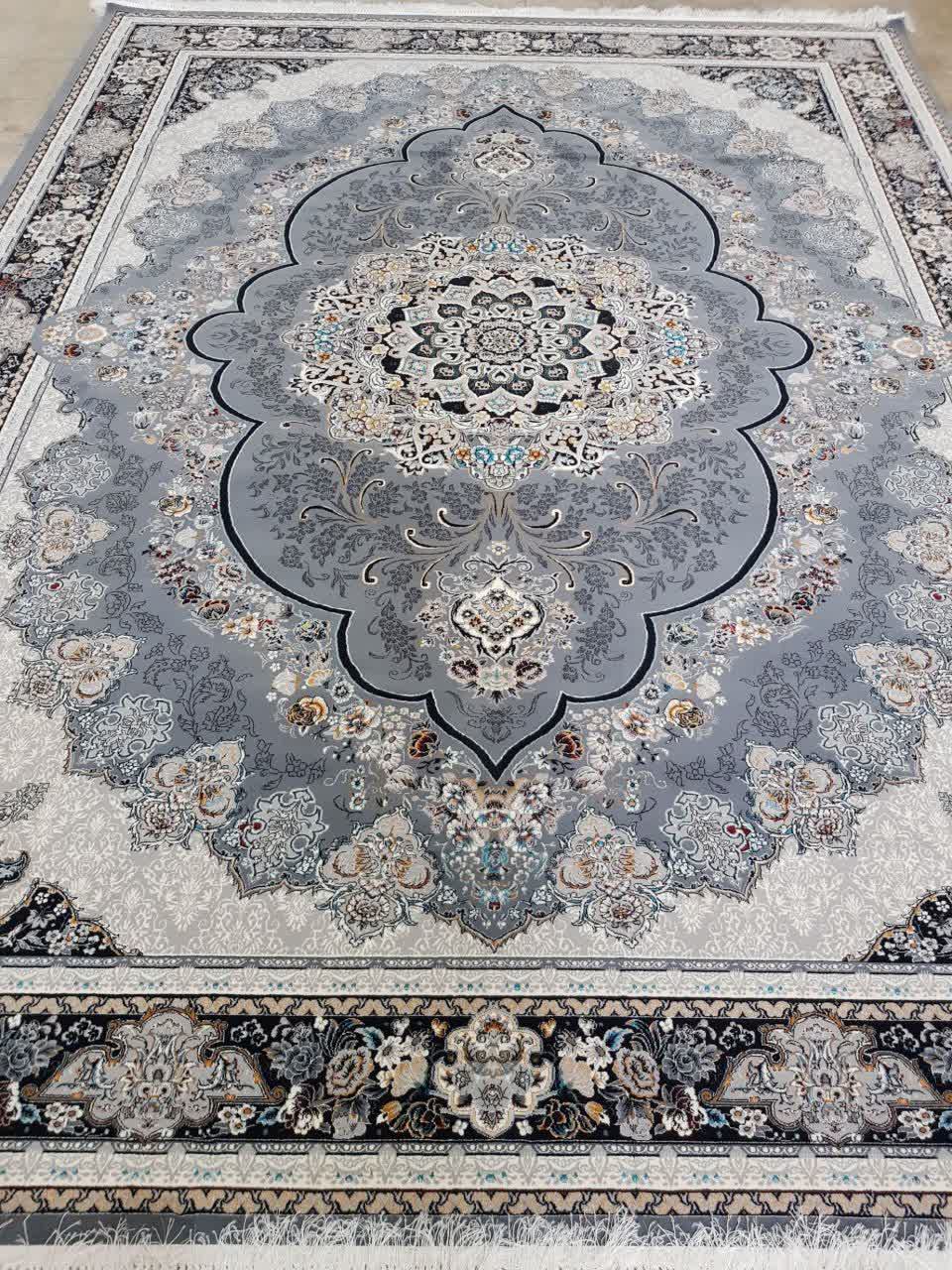 فرش ماشینی ۷۰۰ شانه کاشان طرح آوا زمینه دودی تراکم ۲۵۵۰