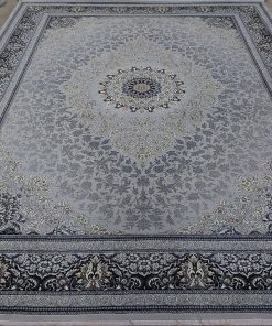 فرش ماشینی 700 شانه کاشان طرح آرمان نقره‌ای با ترنج مرکزی سرمه‌ای