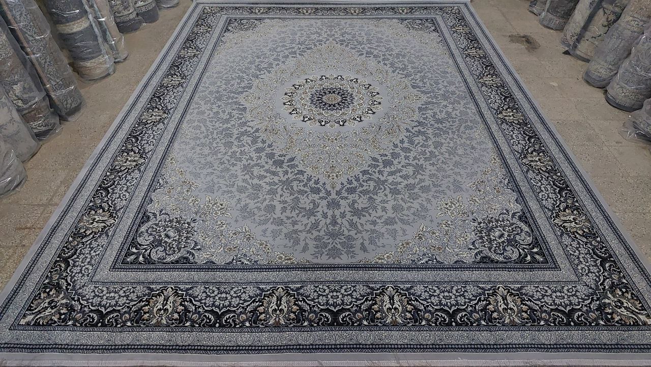 فرش ماشینی 700 شانه کاشان طرح آرمان نقره‌ای با ترنج مرکزی سرمه‌ای