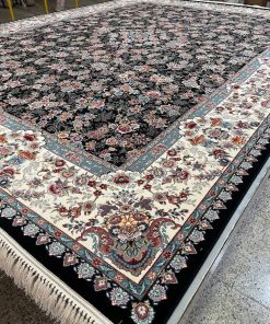 فرش ماشینی 700 شانه کاشان طرح آرمیتا زمینه سرمه‌ای افشان تراکم 2550