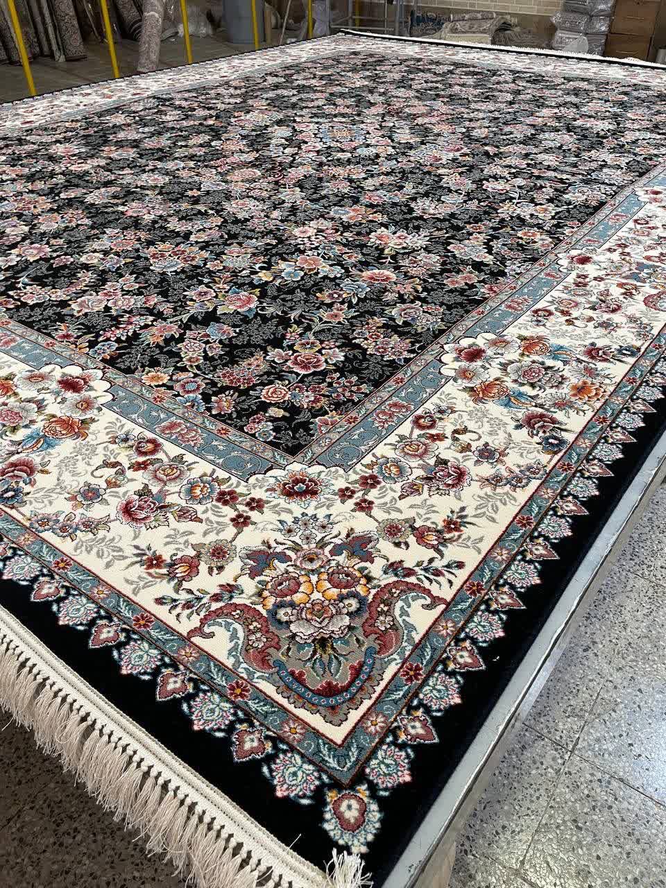 فرش ماشینی 700 شانه کاشان طرح آرمیتا زمینه سرمه‌ای افشان تراکم 2550