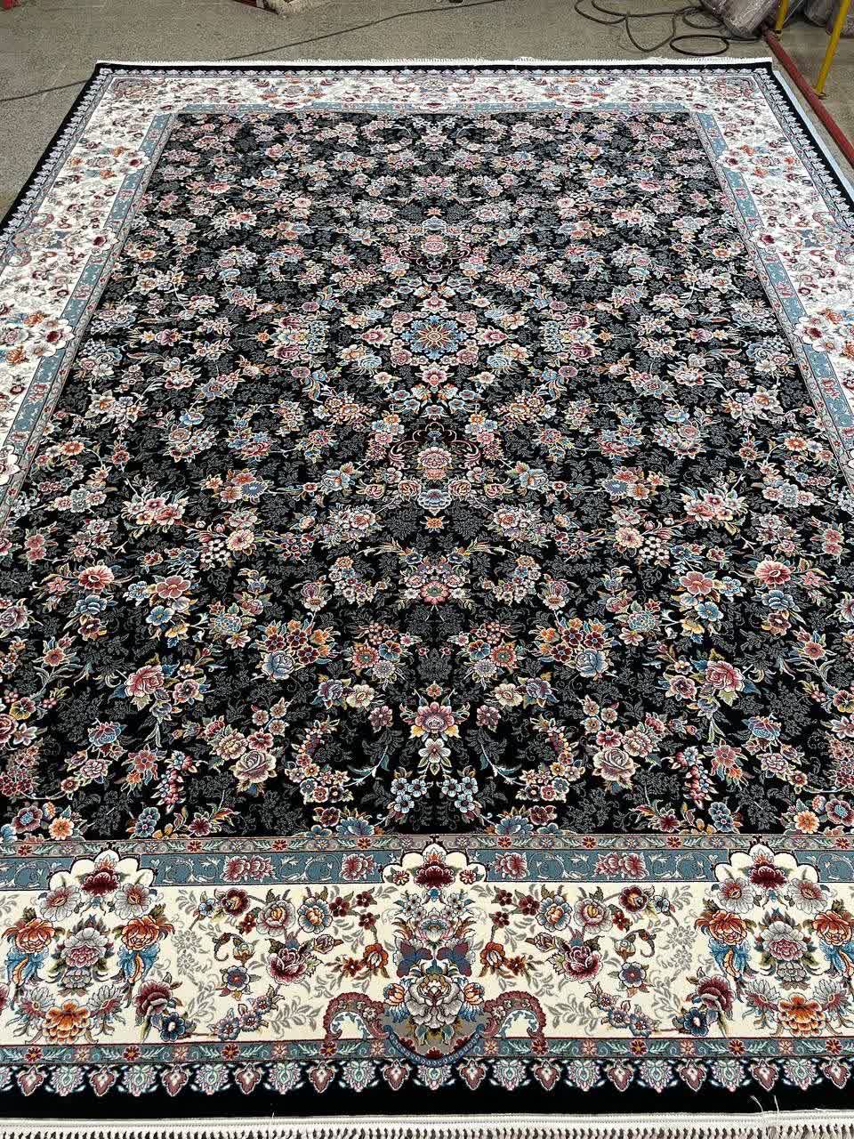 فرش ماشینی 700 شانه کاشان طرح آرمیتا زمینه سرمه‌ای افشان تراکم 2550