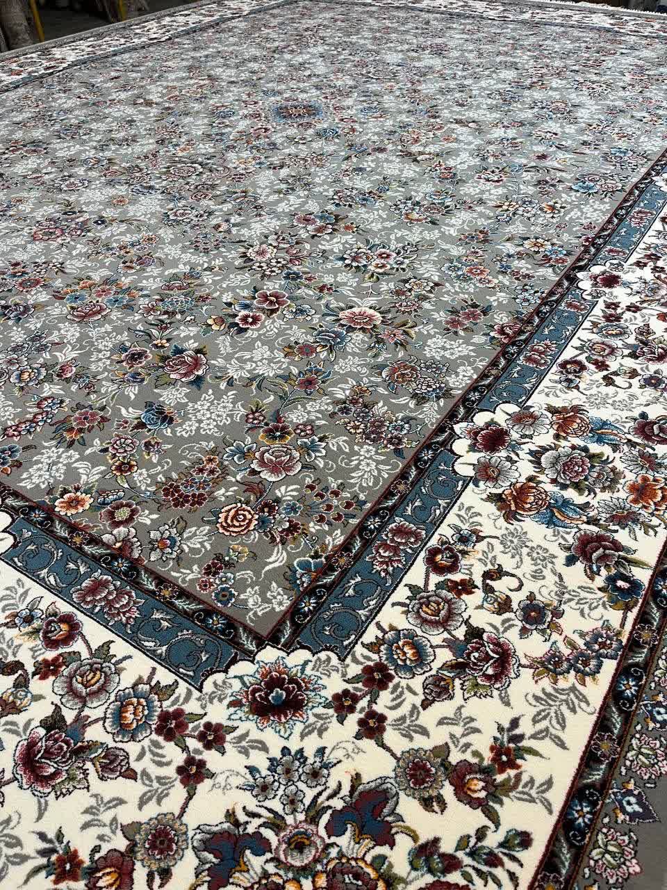 فرش ماشینی 700 شانه کاشان طرح آرمیتا زمینه فیلی طوسی افشان تراکم 2550