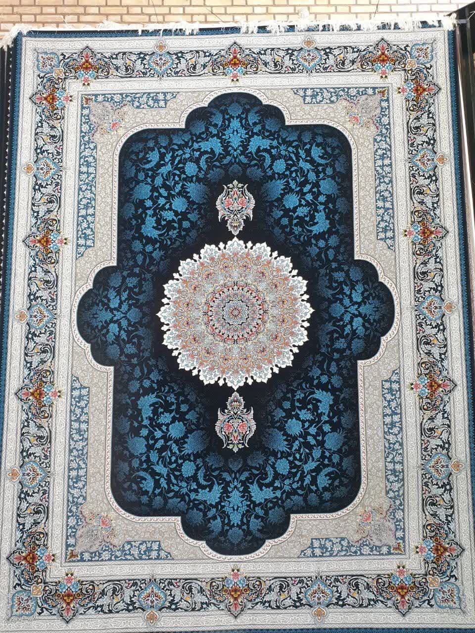 فرش ماشینی 700 شانه کاشان طرح ارغوان زمینه سرمه‌ای تراکم 2550