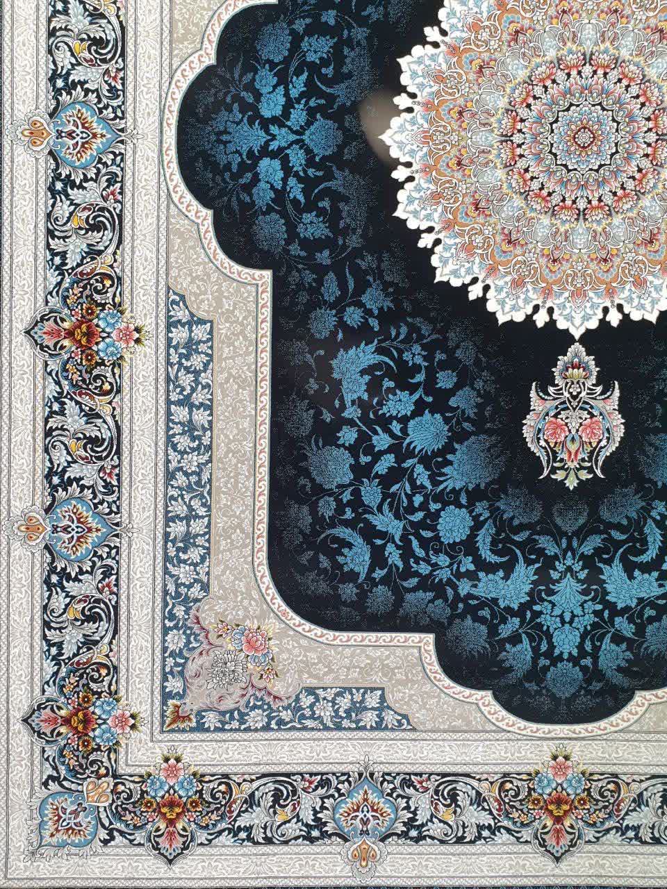 فرش ماشینی 700 شانه کاشان طرح ارغوان زمینه سرمه‌ای تراکم 2550
