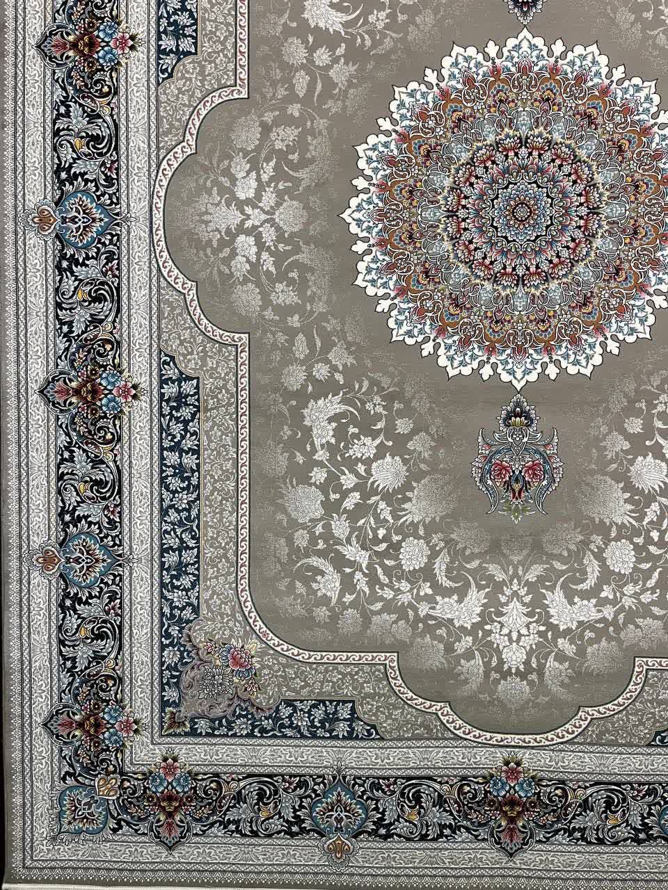 فرش ماشینی 700 شانه کاشان طرح ارغوان زمینه فیلی طوسی تراکم 2550