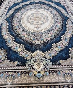 فرش ماشینی 700 شانه کاشان طرح ارمغان زمینه سرمه‌ای 10 رنگ