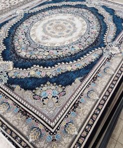 فرش ماشینی 700 شانه کاشان طرح ارمغان زمینه سرمه‌ای 10 رنگ