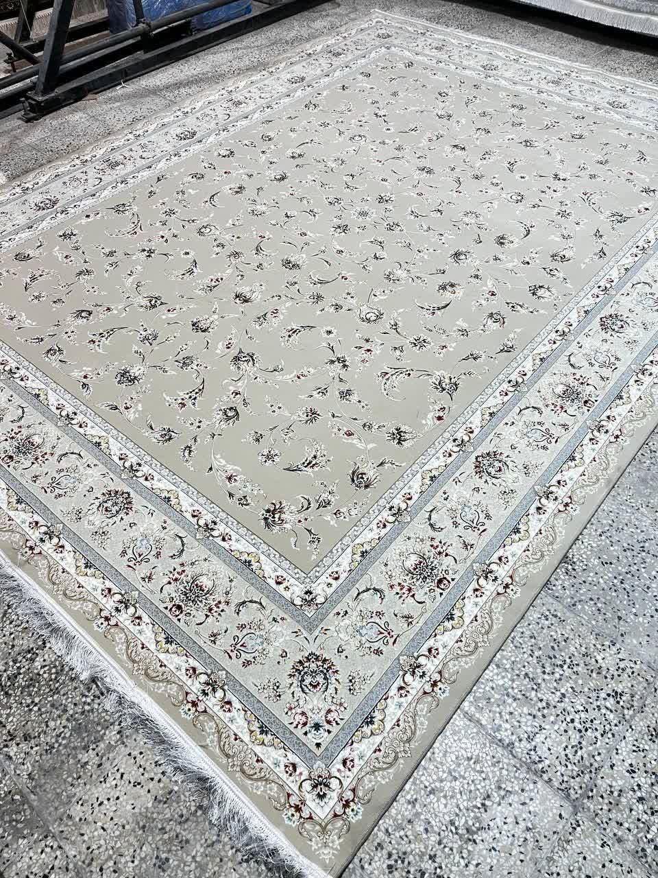 فرش ماشینی ۱۲۰۰ شانه طرح افشاری بژ گل برجسته کاشان