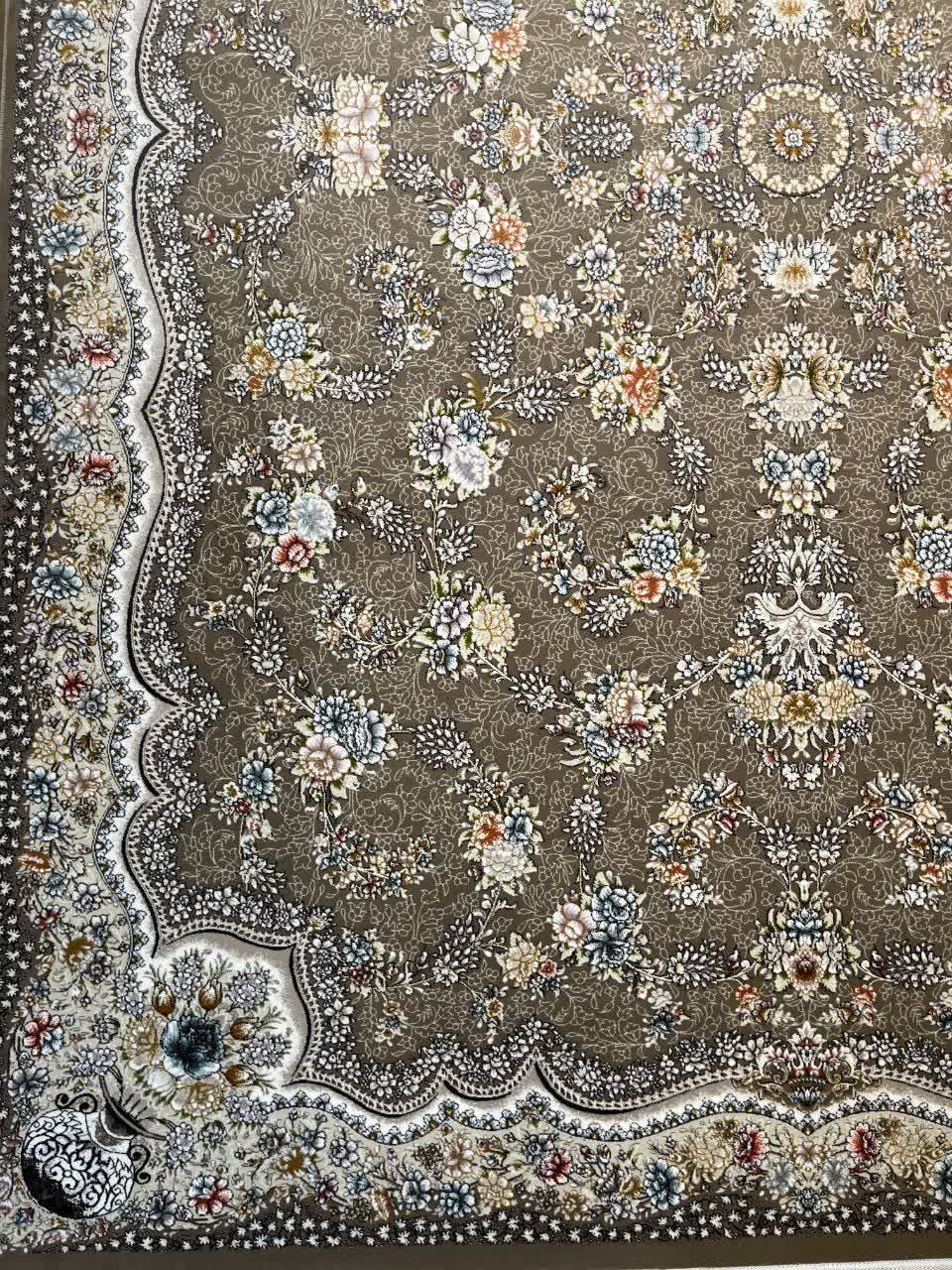 فرش ماشینی 700 شانه کاشان طرح افشان رها زمینه نسکافه‌ای گل برجسته