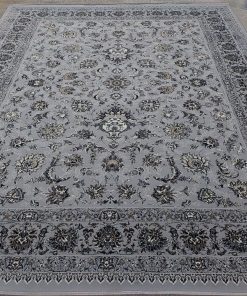 فرش ماشینی ۷۰۰ شانه کاشان طرح افشان زمینه نقره‌ای بدون ترنج ۱۰ رنگ
