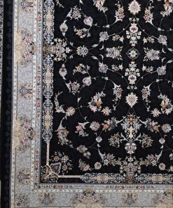 فرش ماشینی 700 شانه کاشان طرح اوین زمینه سرمه‌ای 10 رنگ