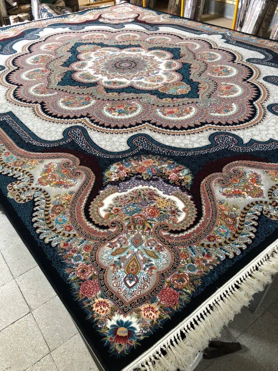 فرش ماشینی 700 شانه کاشان طرح باغ ملک زمینه سرمه‌ای تراکم 2550