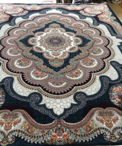 فرش ماشینی 700 شانه کاشان طرح باغ ملک زمینه سرمه‌ای تراکم 2550