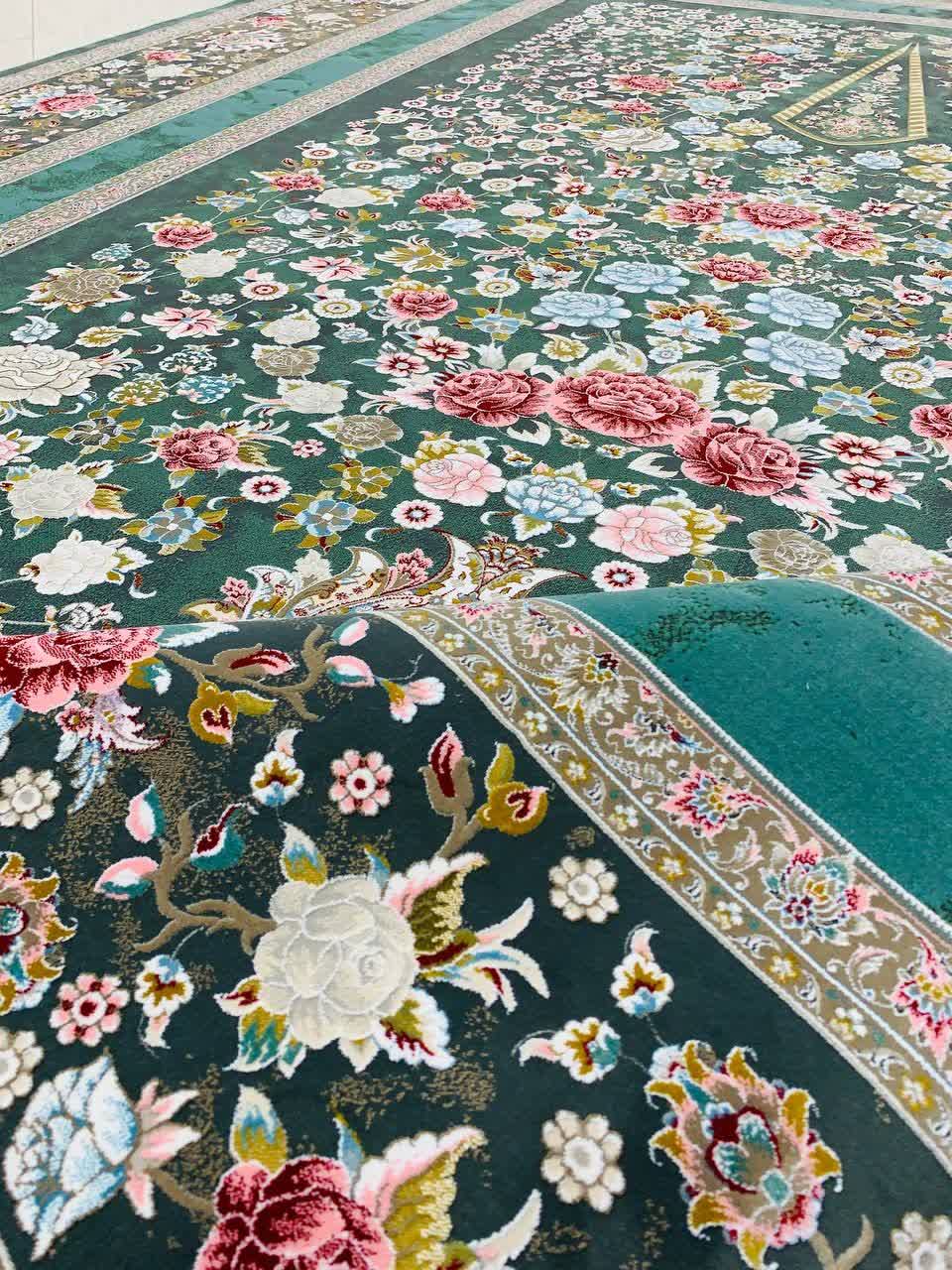 فرش ماشینی 1200 شانه کاشان طرح باغ گل سبز گل برجسته تراکم 3600