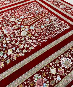 فرش ماشینی ۱۲۰۰ شانه کاشان طرح باغ گل لاکی قرمز گل برجسته تراکم ۳۶۰۰