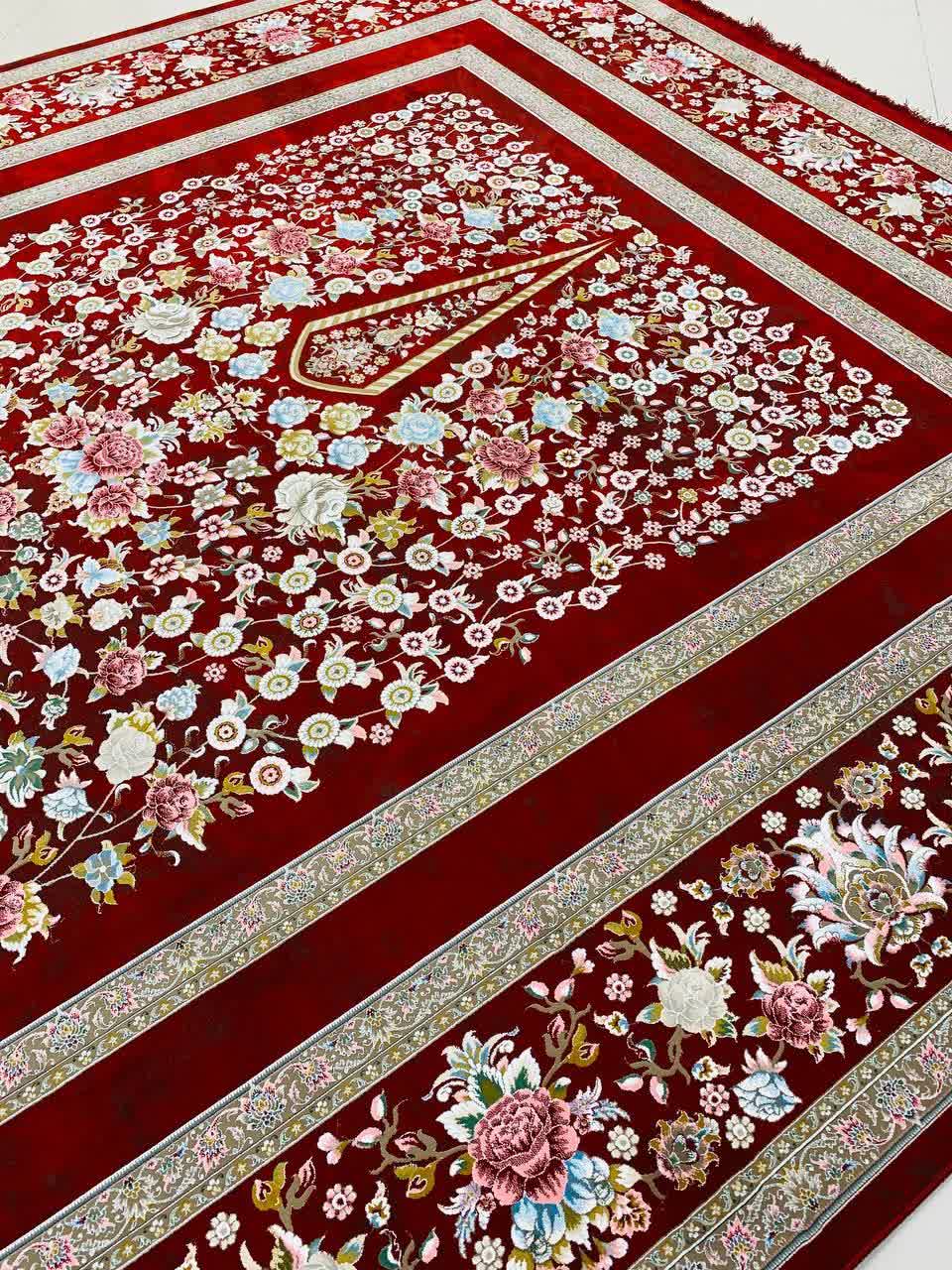 فرش ماشینی ۱۲۰۰ شانه کاشان طرح باغ گل لاکی قرمز گل برجسته تراکم ۳۶۰۰