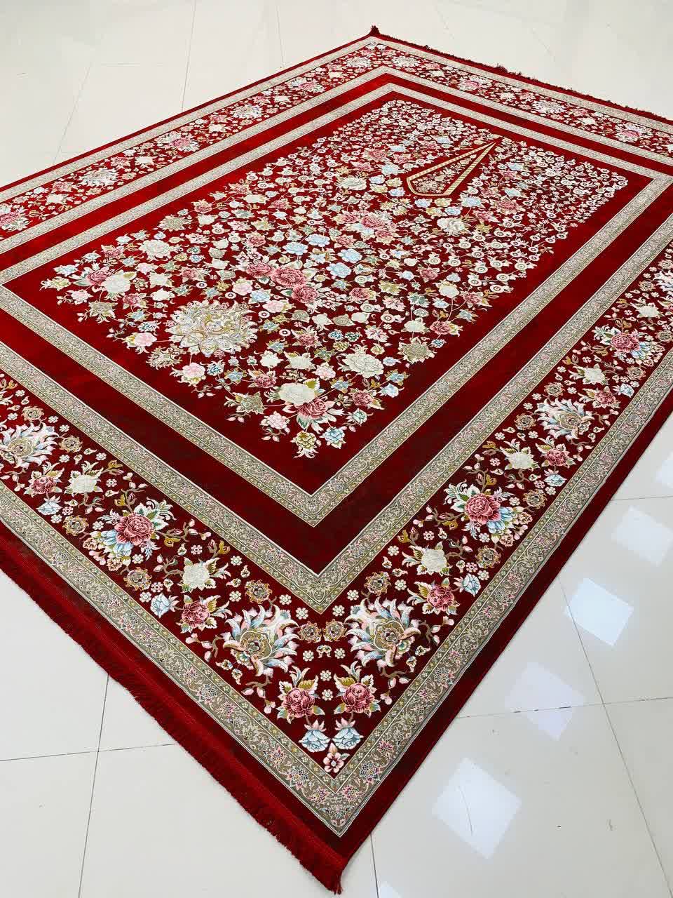 فرش ماشینی ۱۲۰۰ شانه کاشان طرح باغ گل لاکی قرمز گل برجسته تراکم ۳۶۰۰