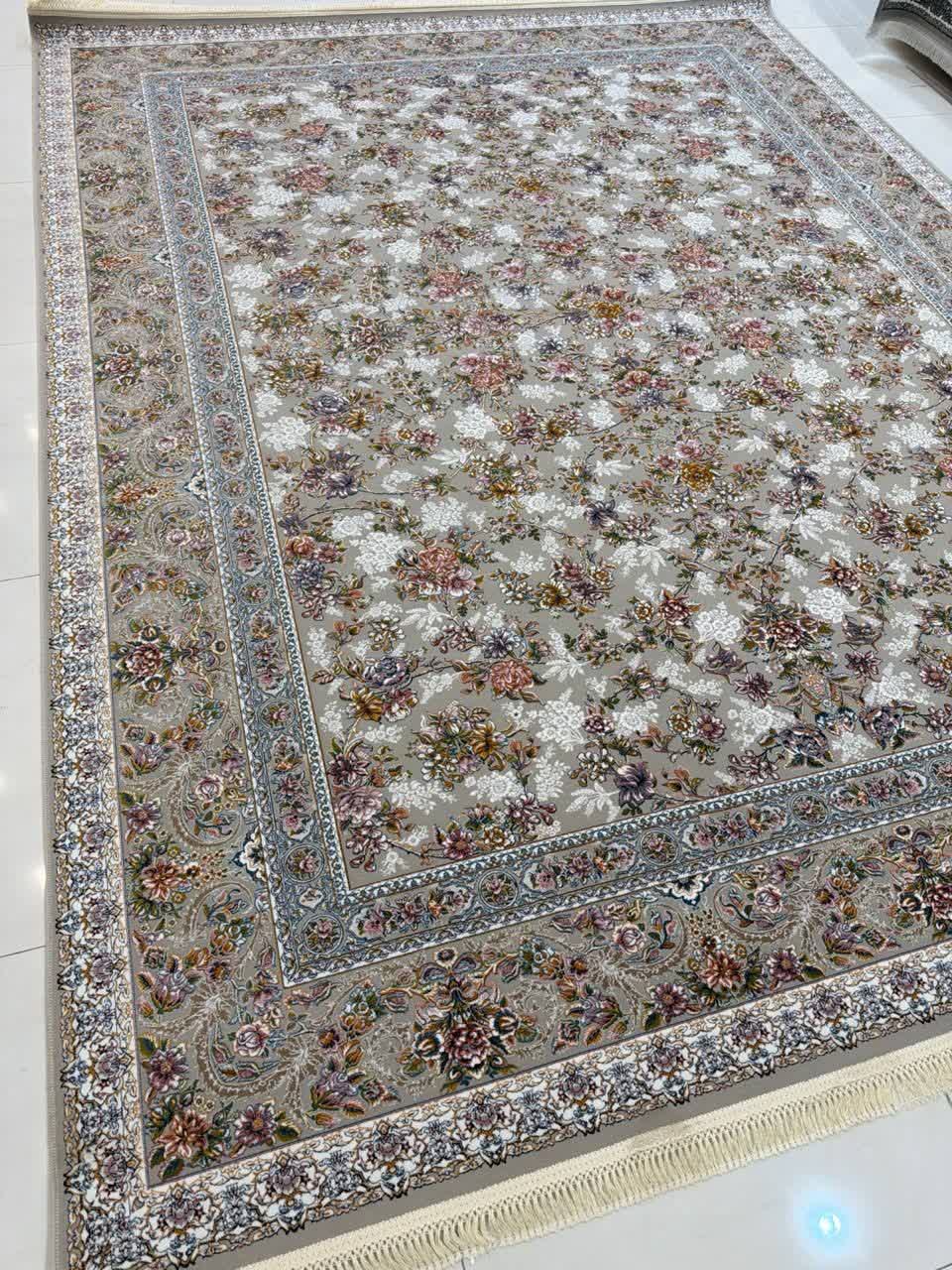 فرش ماشینی 1200 شانه کاشان طرح بهشت طوسی گل برجسته تراکم 3600
