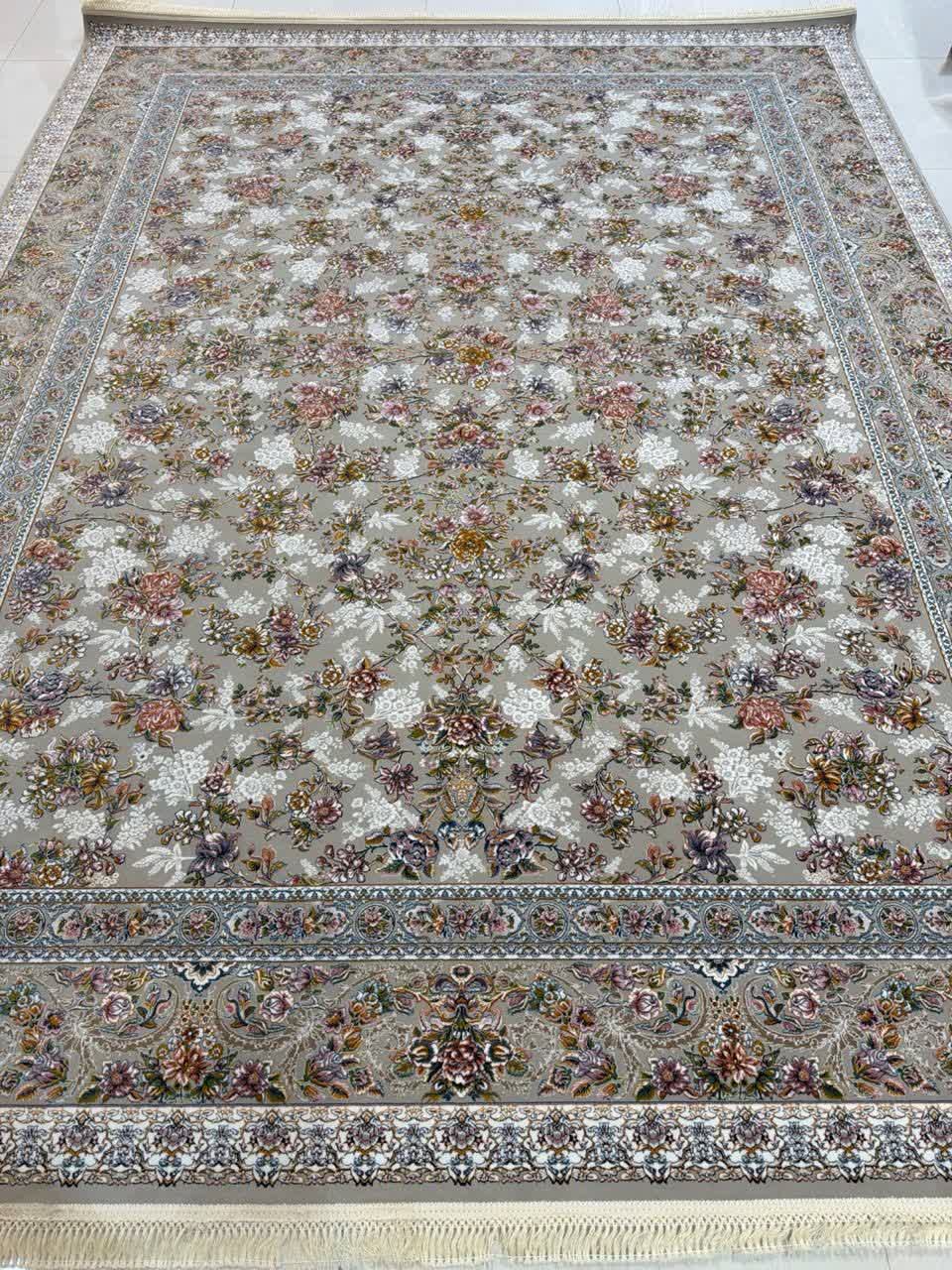 فرش ماشینی 1200 شانه کاشان طرح بهشت طوسی گل برجسته تراکم 3600