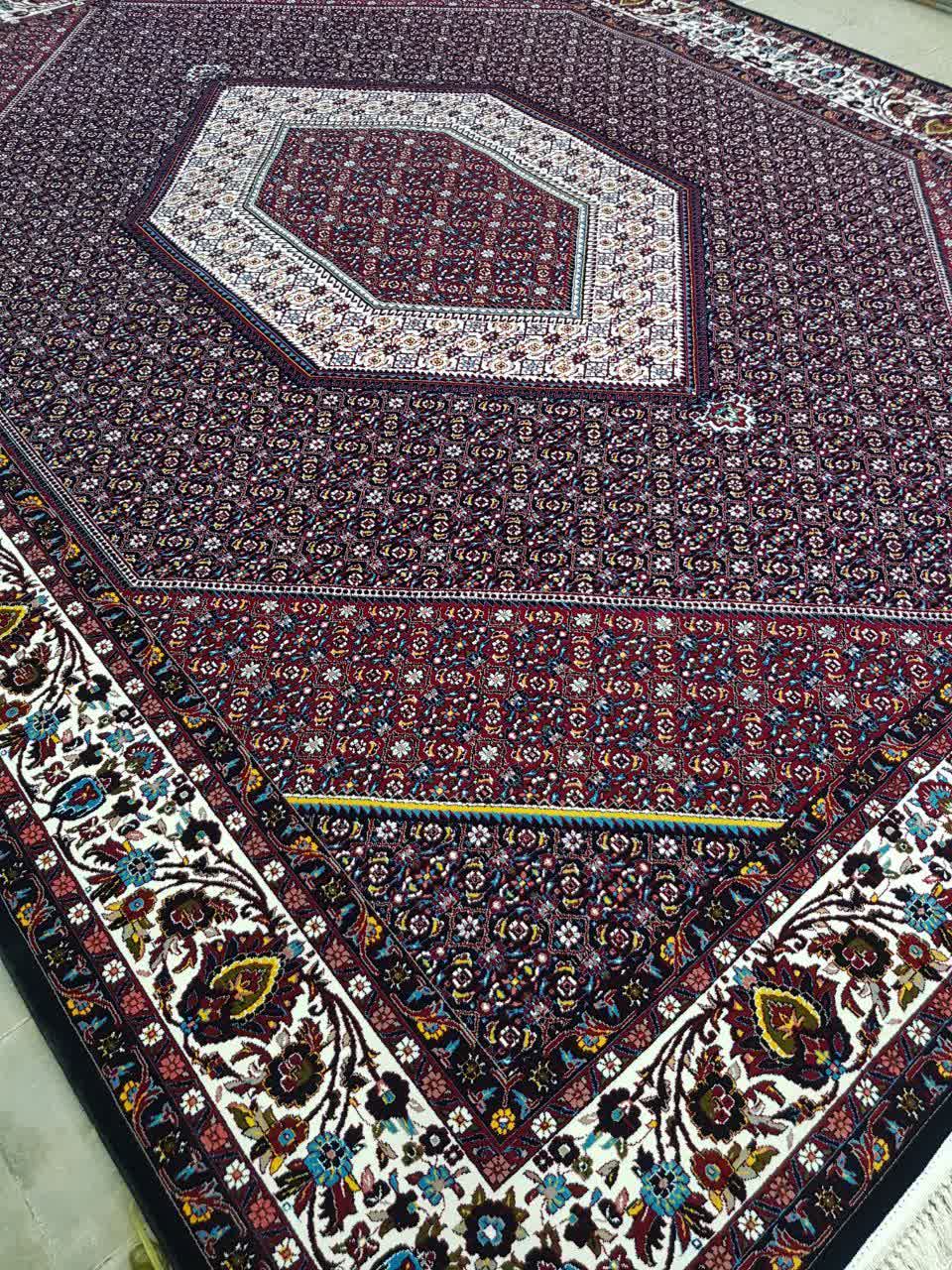 فرش ماشینی 700 شانه کاشان طرح بیجار زمینه سرمه‌ای تراکم 2550