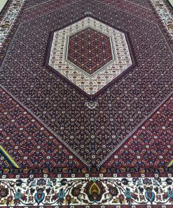 فرش ماشینی 700 شانه کاشان طرح بیجار زمینه سرمه‌ای تراکم 2550