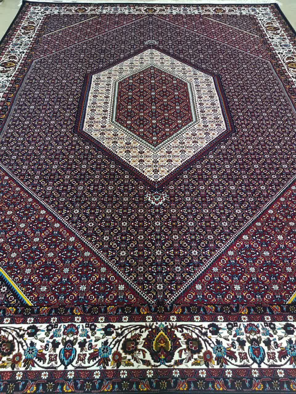فرش ماشینی 700 شانه کاشان طرح بیجار زمینه سرمه‌ای تراکم 2550
