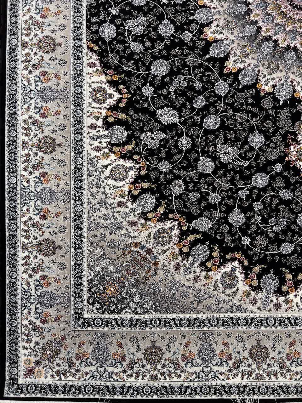 فرش ماشینی 700 شانه کاشان طرح بیسان سرمه‌ای تراکم 2550 ده رنگ اکریلیک