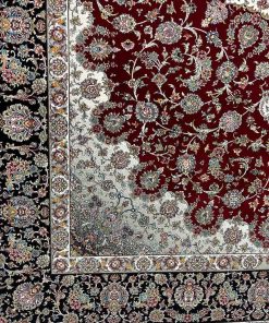 فرش ماشینی 700 شانه کاشان طرح بیسان زمینه لاکی تراکم 2550 لچک ترنج