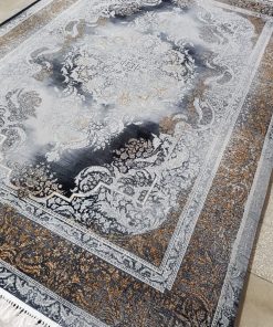 فرش ماشینی 700 شانه کاشان طرح تارا زمینه دودی تراکم 2550 اکریلیک هیت ست شده
