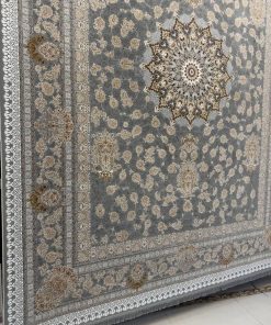 فرش ماشینی 1200 شانه طرح ترنم طوسی گل برجسته کاشان تراکم 3600