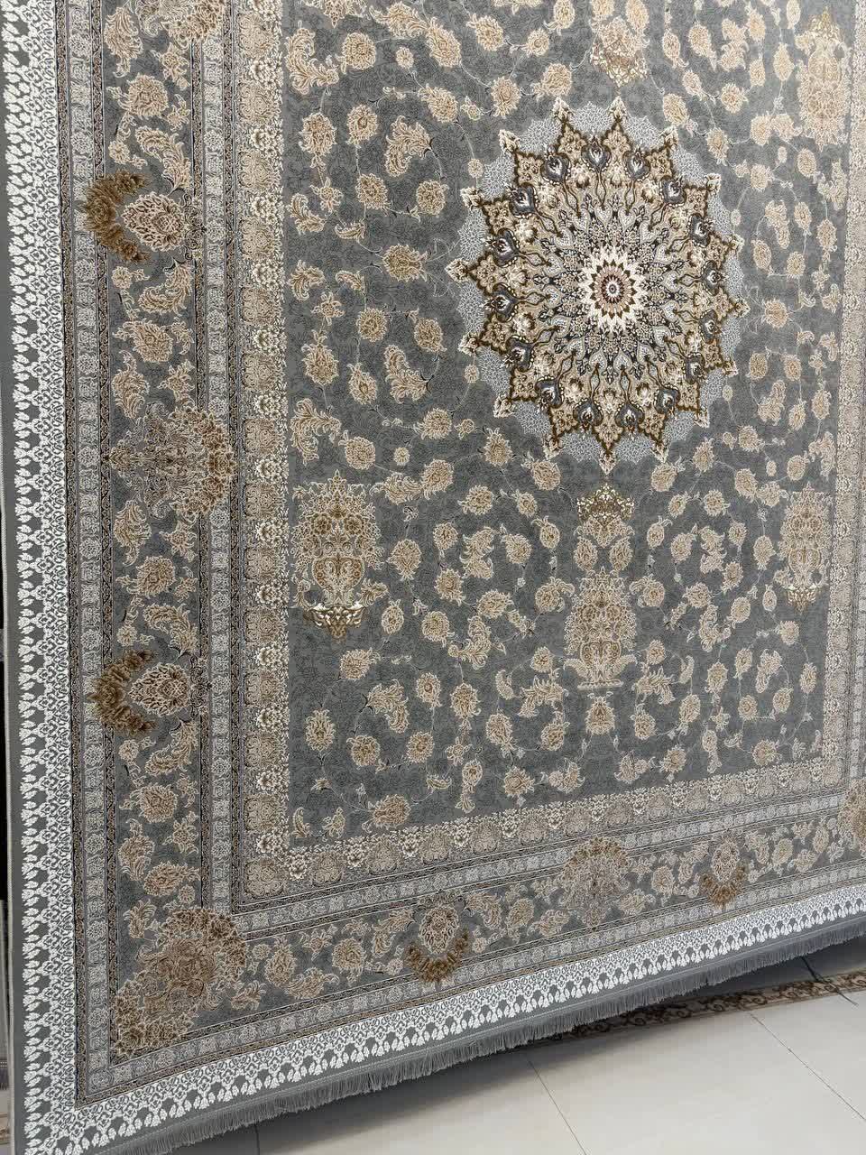 فرش ماشینی 1200 شانه طرح ترنم طوسی گل برجسته کاشان تراکم 3600