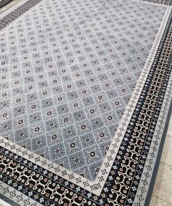فرش ماشینی 700 شانه کاشان طرح ترکمن زمینه دودی تراکم 2550 هندسی