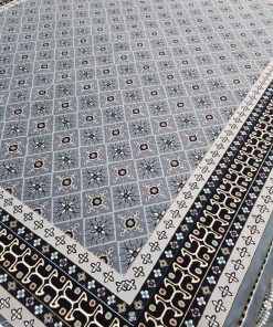فرش ماشینی 700 شانه کاشان طرح ترکمن زمینه دودی تراکم 2550 هندسی