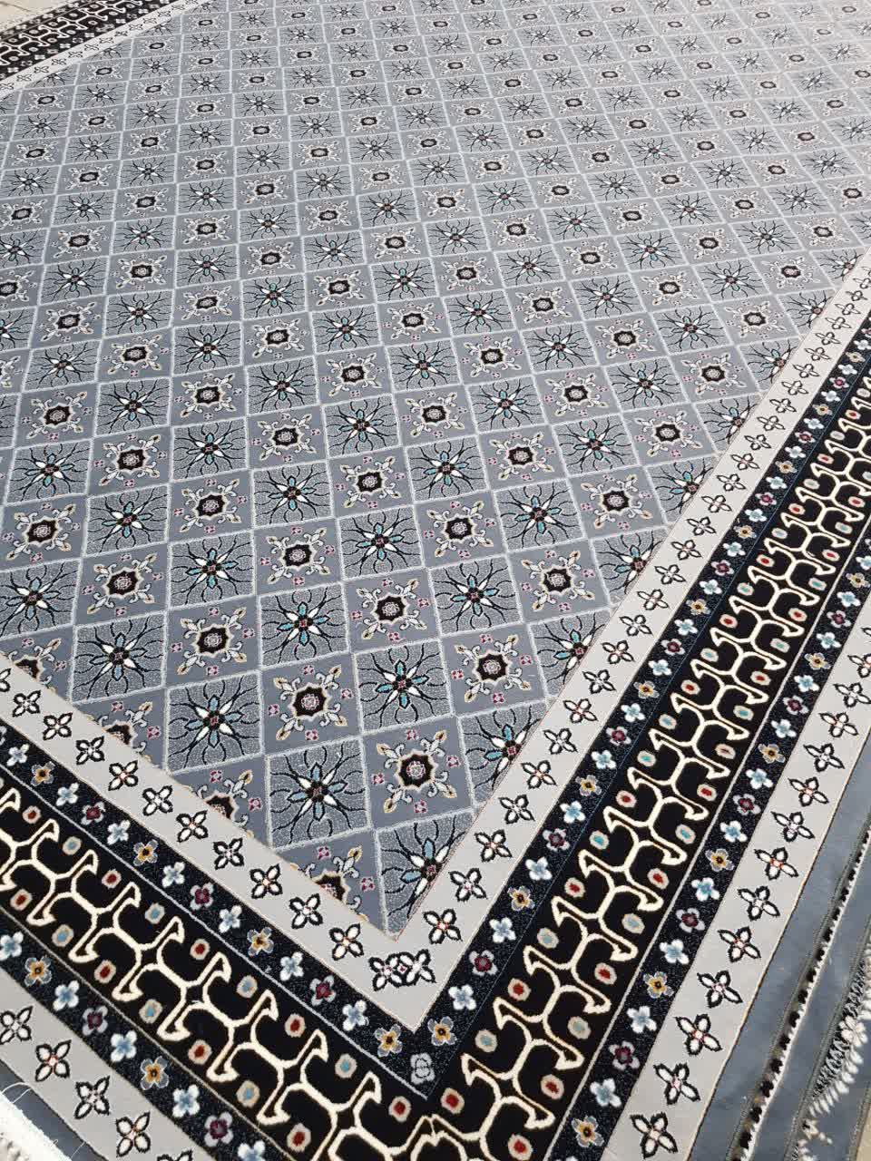 فرش ماشینی 700 شانه کاشان طرح ترکمن زمینه دودی تراکم 2550 هندسی