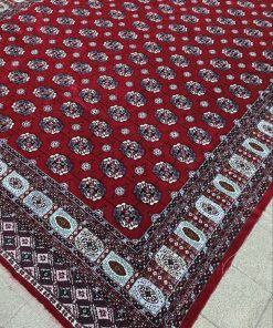 فرش ماشینی 700 شانه کاشان طرح ترکمن زمینه لاکی قرمز تراکم 2250