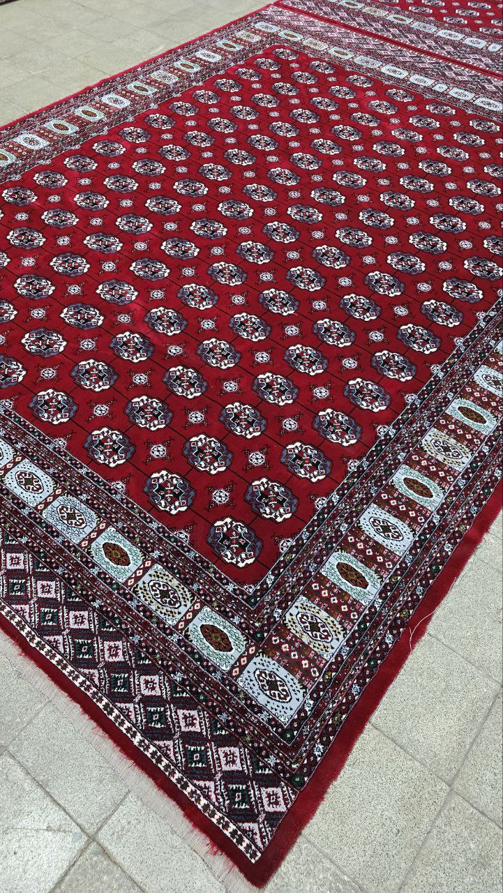 فرش ماشینی 700 شانه کاشان طرح ترکمن زمینه لاکی قرمز تراکم 2250