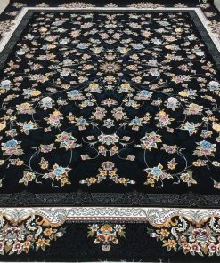 فرش ماشینی 700 شانه کاشان طرح جانان زمینه سرمه‌ای 10 رنگ