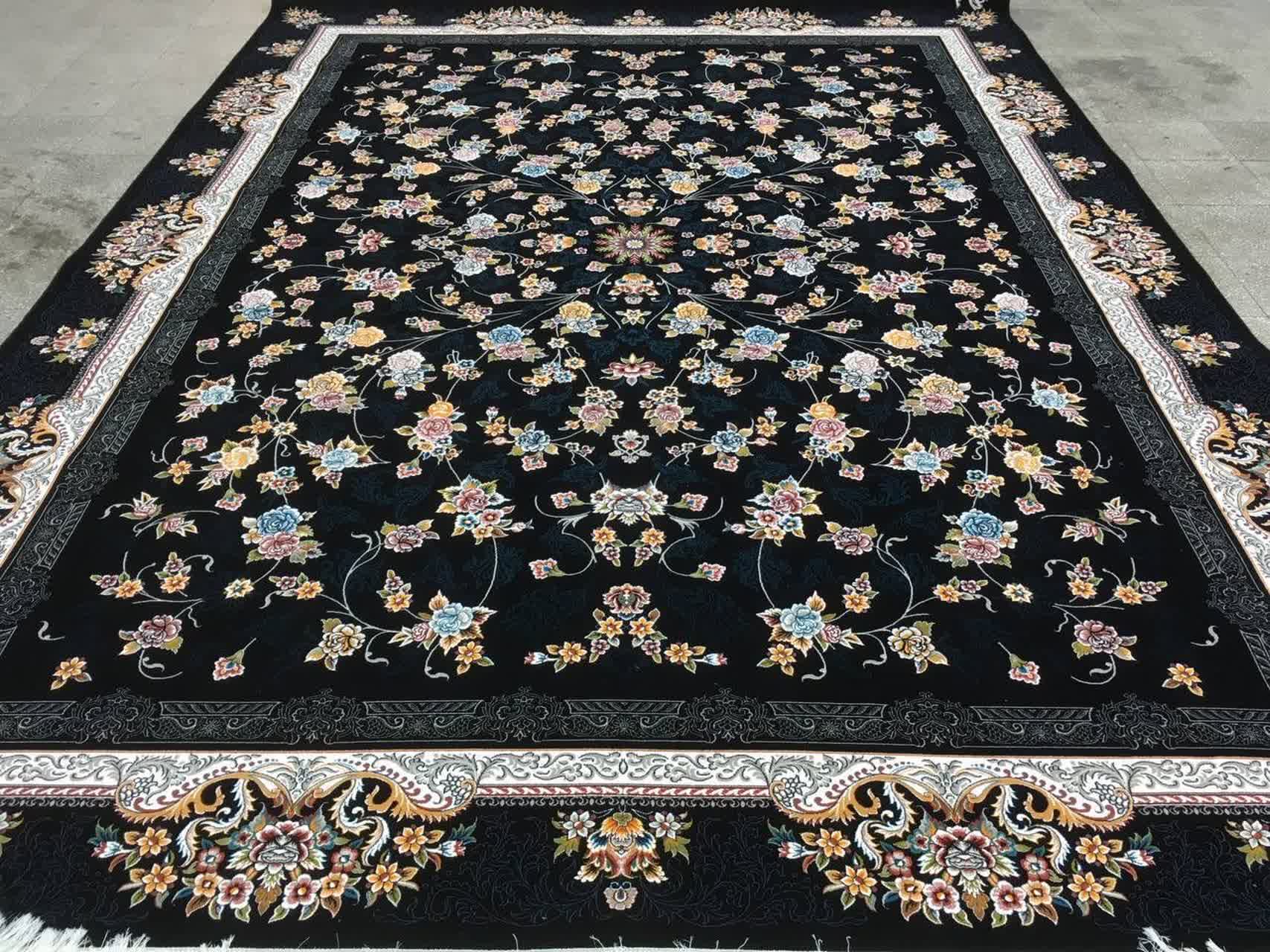 فرش ماشینی 700 شانه کاشان طرح جانان زمینه سرمه‌ای 10 رنگ