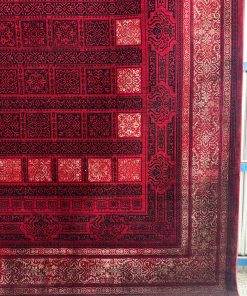 فرش ماشینی 700 شانه کاشان طرح خشتی زمینه لاکی تراکم 2550