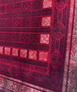 فرش ماشینی 700 شانه کاشان طرح خشتی زمینه لاکی تراکم 2550